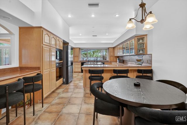 4906 Palisades Circle, Bakersfield, CA 93308
