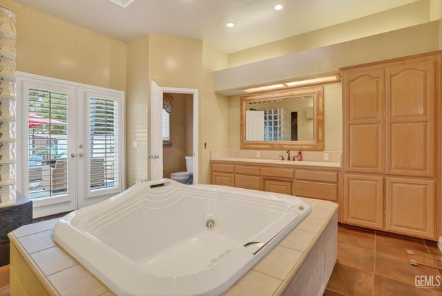 4906 Palisades Circle, Bakersfield, CA 93308