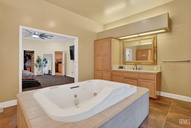 4906 Palisades Circle, Bakersfield, CA 93308
