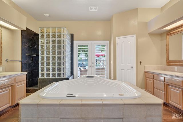 4906 Palisades Circle, Bakersfield, CA 93308