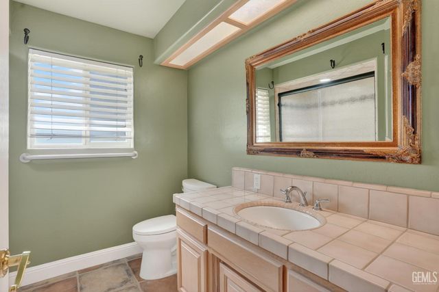 4906 Palisades Circle, Bakersfield, CA 93308