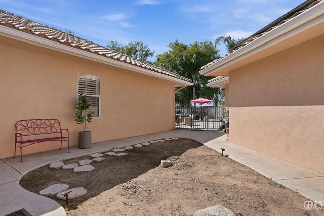 4906 Palisades Circle, Bakersfield, CA 93308