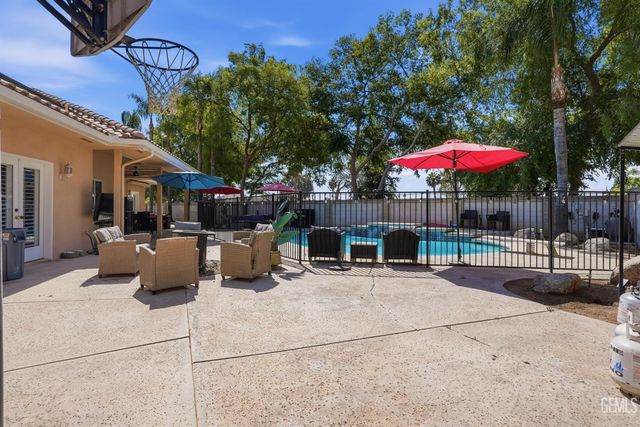 4906 Palisades Circle, Bakersfield, CA 93308