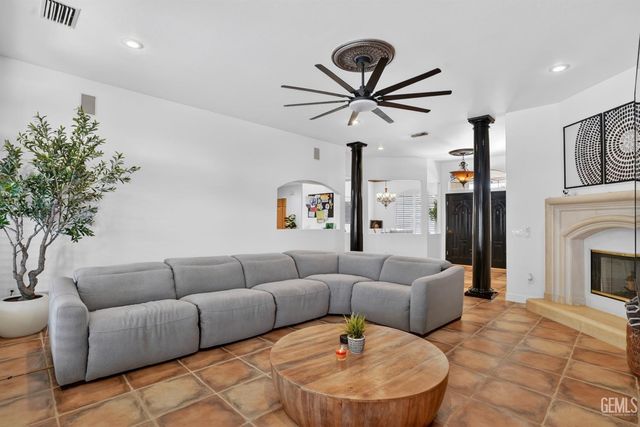 4906 Palisades Circle, Bakersfield, CA 93308