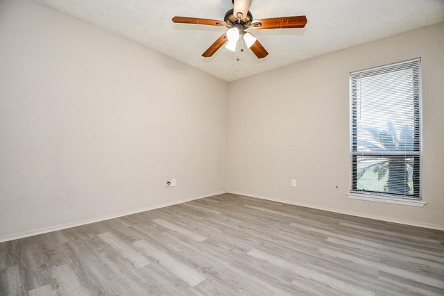 1302 Brookmeade Court, Deer Park, TX 77536