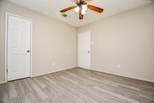 1302 Brookmeade Court, Deer Park, TX 77536