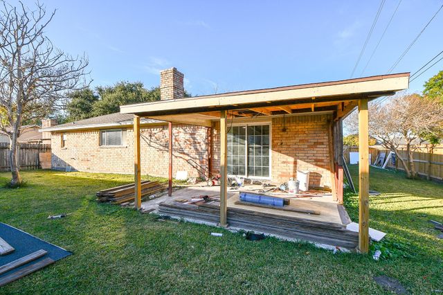 1302 Brookmeade Court, Deer Park, TX 77536