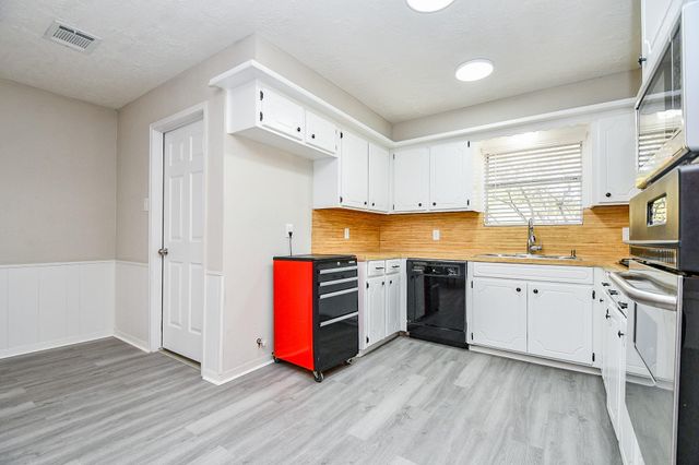 1302 Brookmeade Court, Deer Park, TX 77536