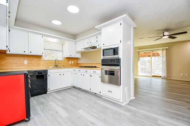 1302 Brookmeade Court, Deer Park, TX 77536