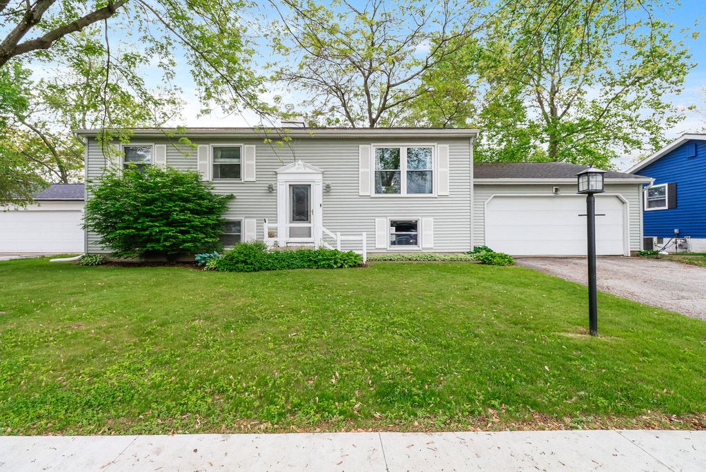 1710 Peachtree Drive, Valparaiso, IN 46383