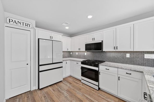 31005 Gregory Street, Grand Blanc, MI 48439