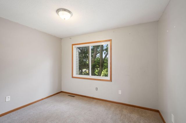 695 E Burnsville Parkway 19, Burnsville, MN 55337