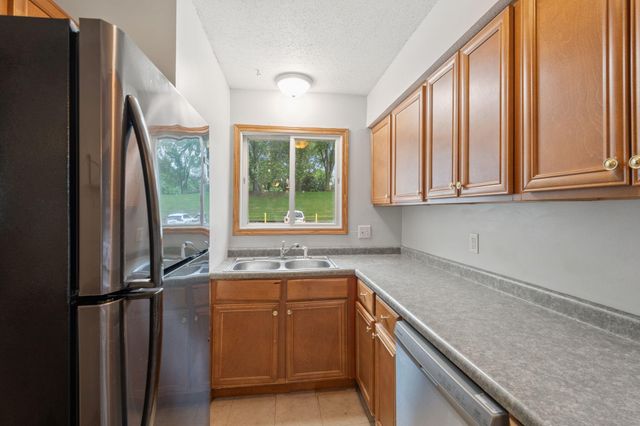 695 E Burnsville Parkway 19, Burnsville, MN 55337