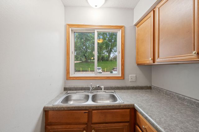 695 E Burnsville Parkway 19, Burnsville, MN 55337