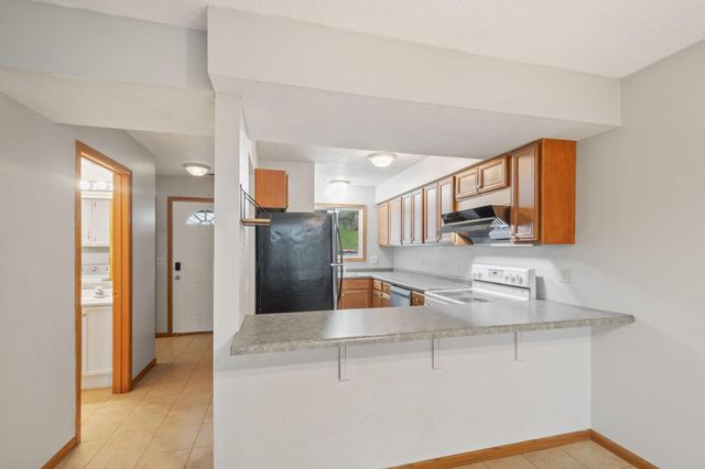 695 E Burnsville Parkway 19, Burnsville, MN 55337