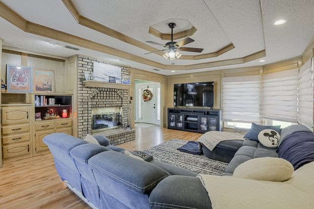 813 Shady Creek Drive, Kennedale, TX 76060