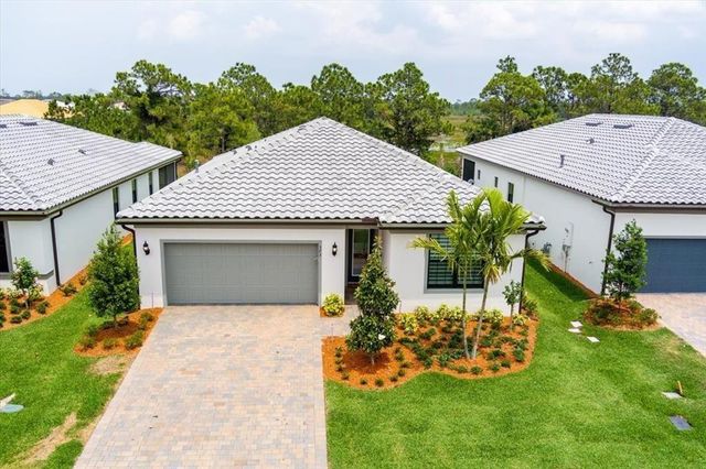 373 SE Filoli Dr, Port St Lucie, FL 34984