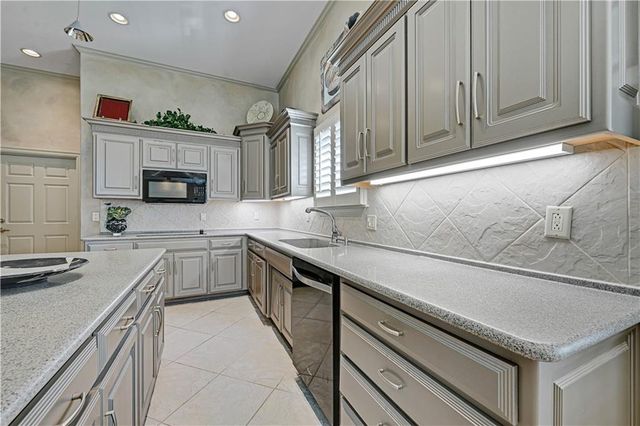 4989 W 150th Place, Leawood, KS 66224