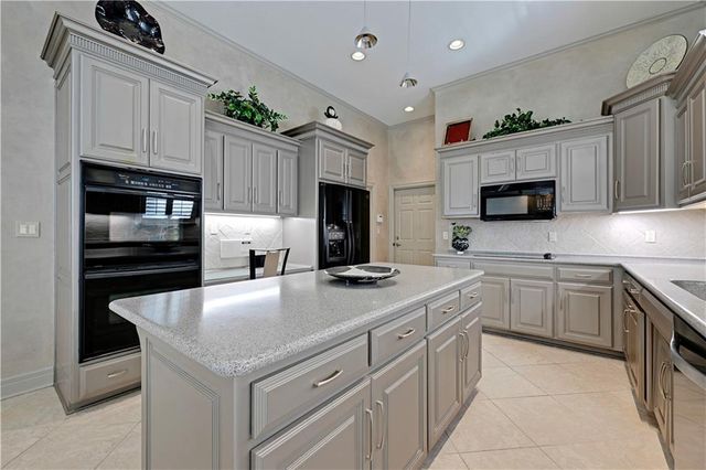 4989 W 150th Place, Leawood, KS 66224