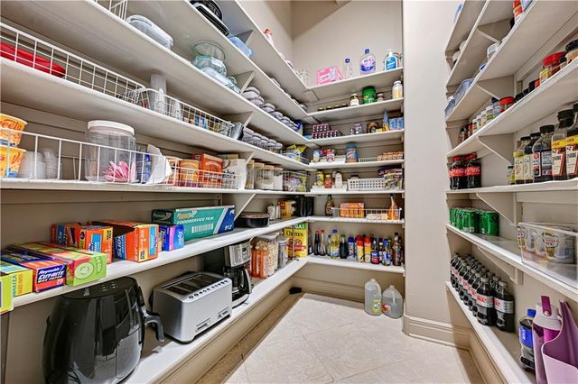 4989 W 150th Place, Leawood, KS 66224