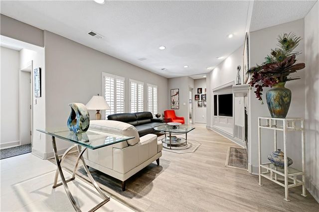 4989 W 150th Place, Leawood, KS 66224