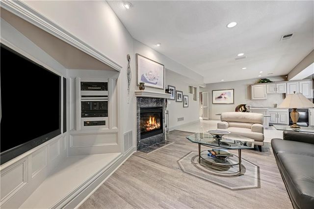 4989 W 150th Place, Leawood, KS 66224