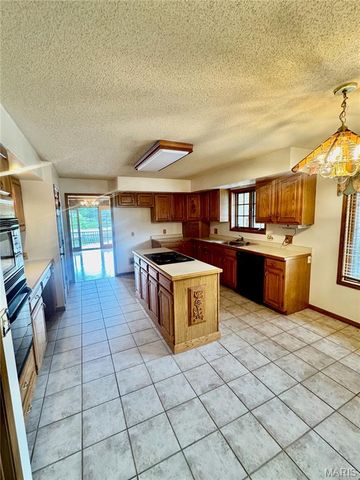 6 Willow Circle Drive, Greenville, IL 62246