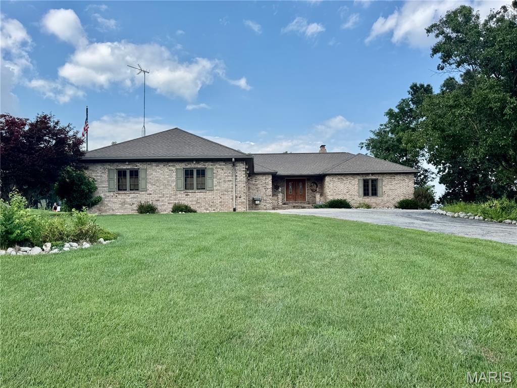 6 Willow Circle Drive, Greenville, IL 62246