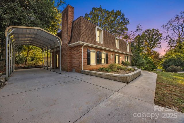 651 25th Avenue NW, Hickory, NC 28601