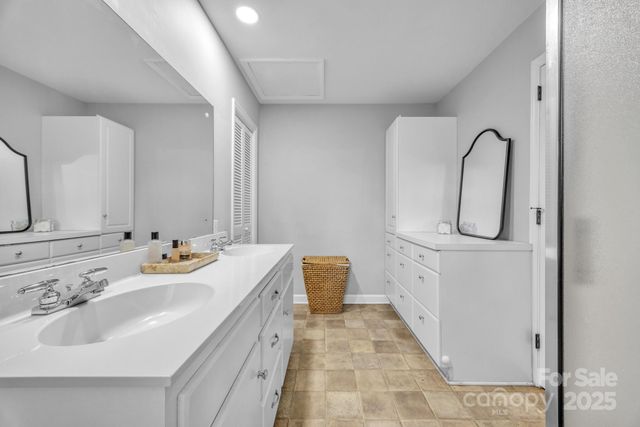 651 25th Avenue NW, Hickory, NC 28601