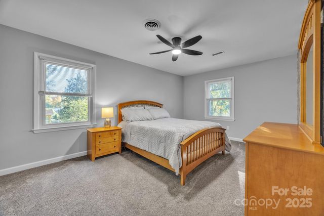 651 25th Avenue NW, Hickory, NC 28601