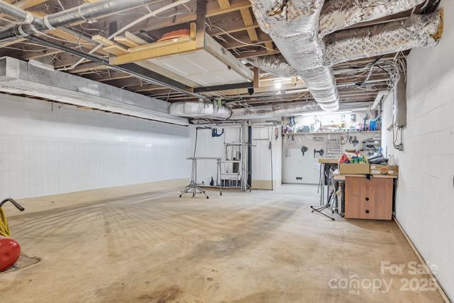 651 25th Avenue NW, Hickory, NC 28601