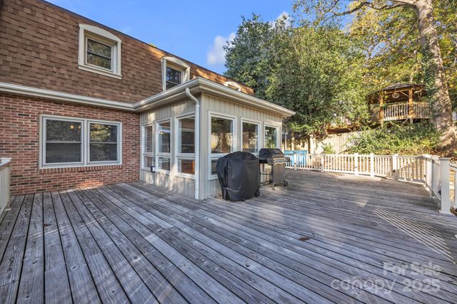 651 25th Avenue NW, Hickory, NC 28601