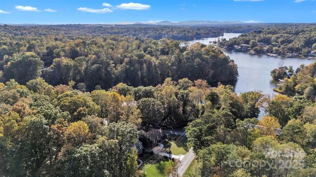 651 25th Avenue NW, Hickory, NC 28601