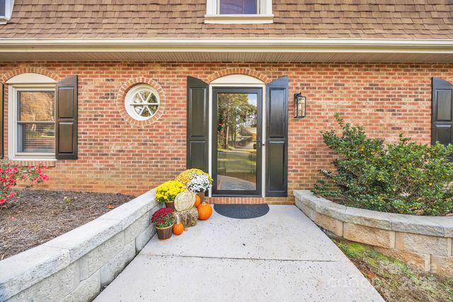 651 25th Avenue NW, Hickory, NC 28601