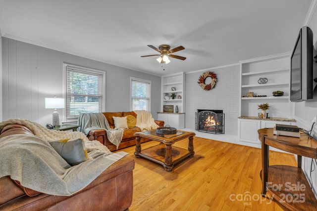 651 25th Avenue NW, Hickory, NC 28601