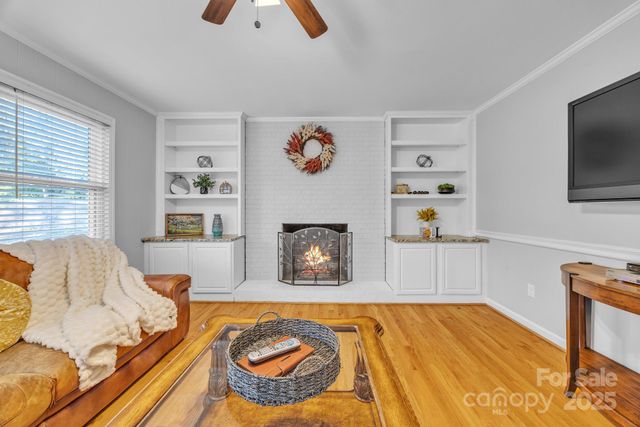 651 25th Avenue NW, Hickory, NC 28601