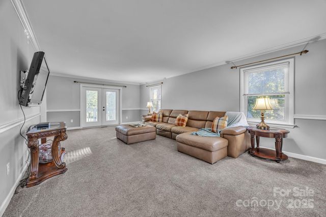 651 25th Avenue NW, Hickory, NC 28601