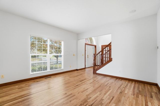 8092 Summerhouse Drive E, Dublin, OH 43016