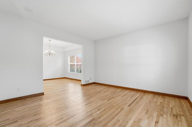 8092 Summerhouse Drive E, Dublin, OH 43016