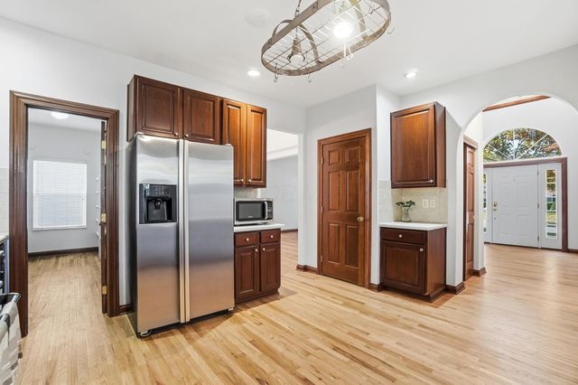 8092 Summerhouse Drive E, Dublin, OH 43016