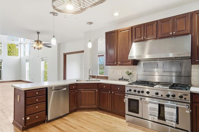 8092 Summerhouse Drive E, Dublin, OH 43016