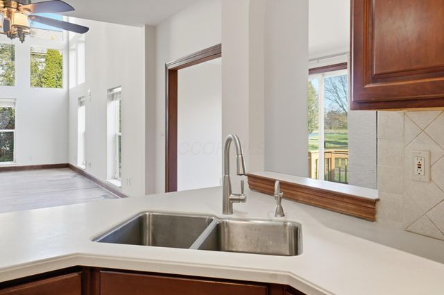 8092 Summerhouse Drive E, Dublin, OH 43016