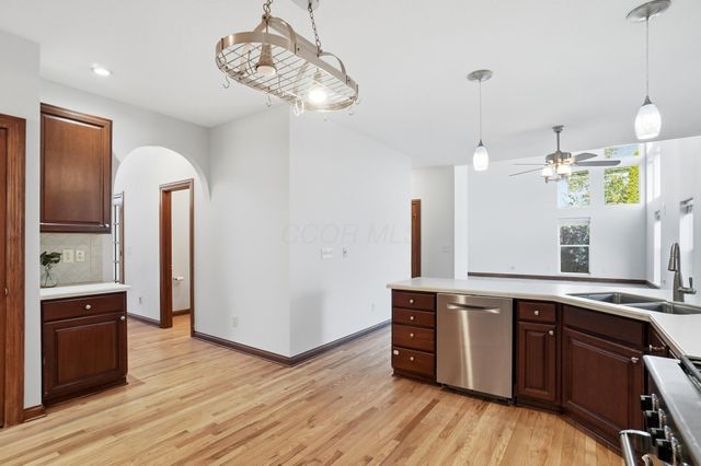 8092 Summerhouse Drive E, Dublin, OH 43016