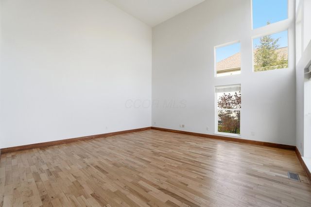 8092 Summerhouse Drive E, Dublin, OH 43016