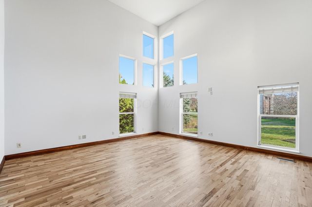 8092 Summerhouse Drive E, Dublin, OH 43016