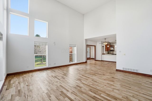 8092 Summerhouse Drive E, Dublin, OH 43016