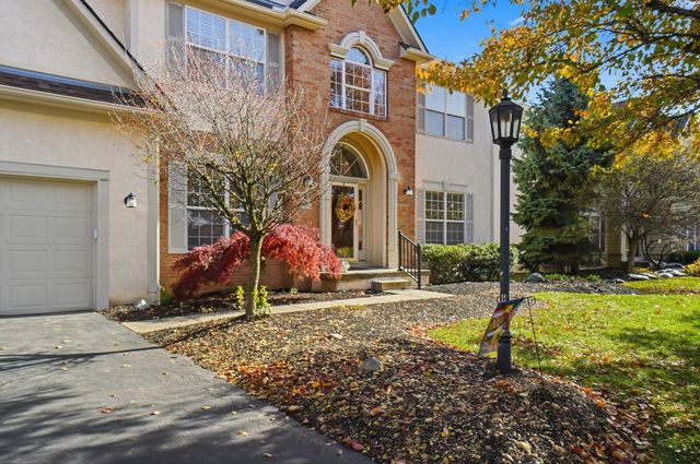 8092 Summerhouse Drive E, Dublin, OH 43016