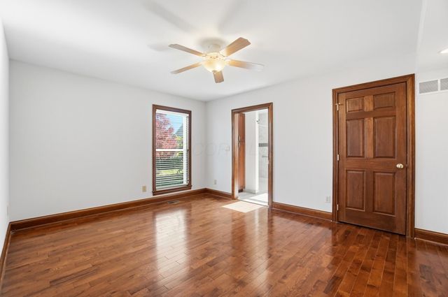 8092 Summerhouse Drive E, Dublin, OH 43016