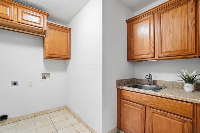 8092 Summerhouse Drive E, Dublin, OH 43016